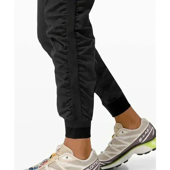 Lululemon Beyond the Studio Jogger Women’s Size 2 in Black - Picture 4 of 11